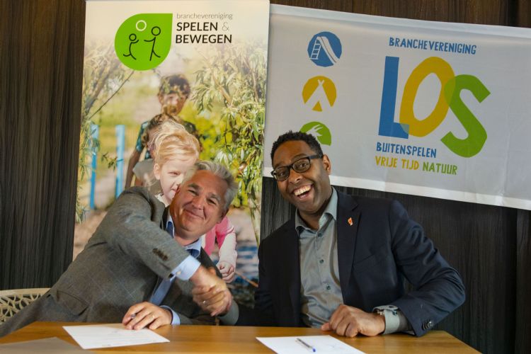 Michiel van Campen (voorzitter van Branchevereniging Spelen en Bewegen) en Dave Ensberg-Kleijkers (directeur-bestuurder van Jantje Beton en bestuurder van LOS) bekrachtigen de samenwerking.