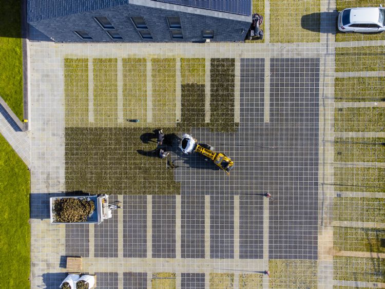 Verwerking van 815 m2 graspluggen (10x10 cm) in kunststof grasdallen