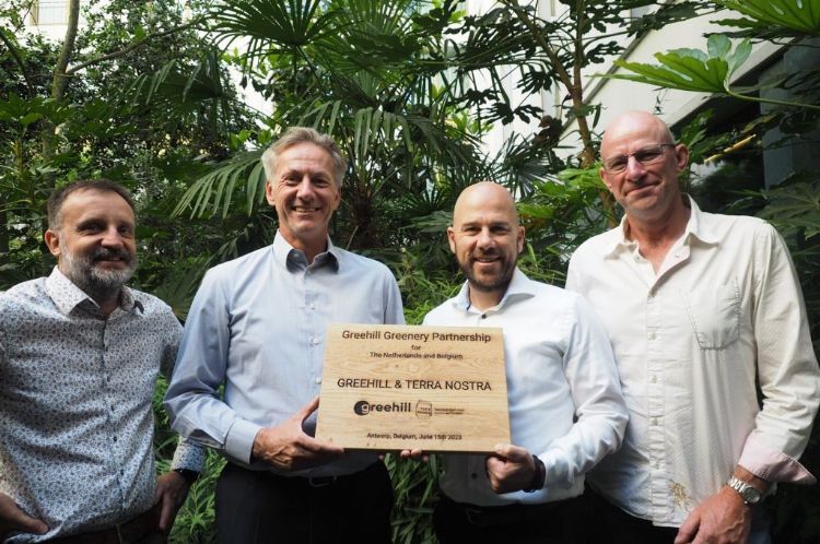 V.l.n.r.: Pascal Goubier en Sven König namens greehill en Jan Willem de Groot en Henry Kuppen namens Terra Nostra bij het sluiten van het partnerschap in Antwerpen