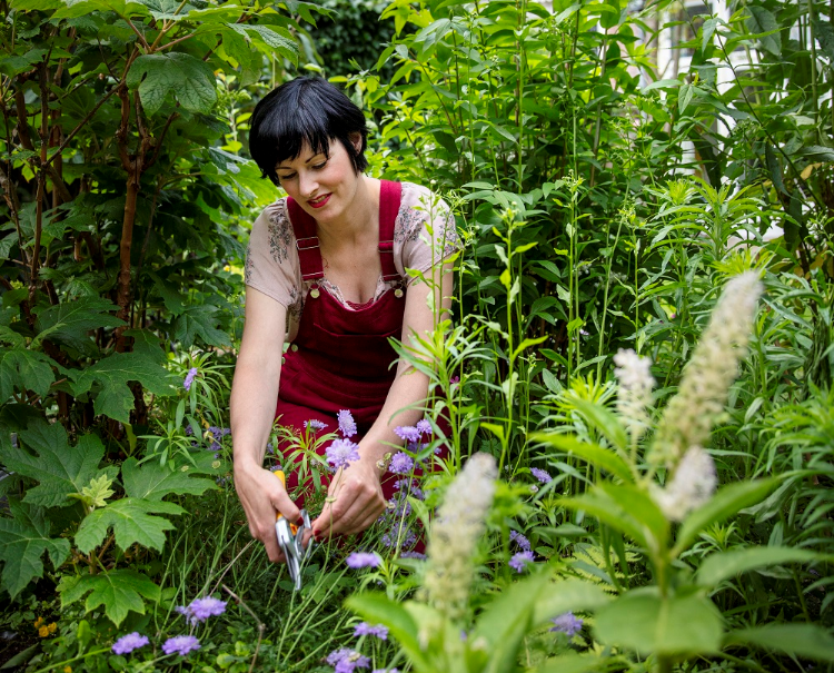 Carlijn Krielaars, in Den Bosch beter bekend als De Groene Buurvrouw. Foto: Sandra Peerenboom