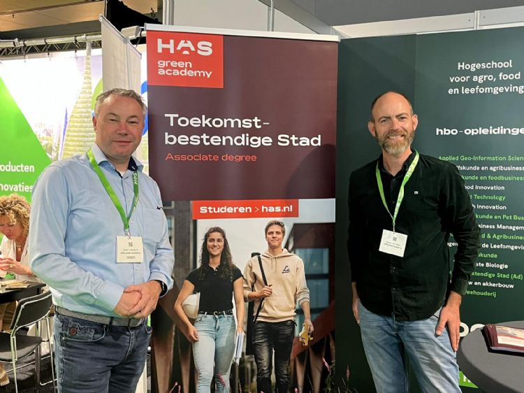 Johan Vriezekolk (l) en Mattijs van Dalen van HAS Green Academy tijdens de lancering van de nieuwe opleiding op de Vakbeurs Openbare Ruimte