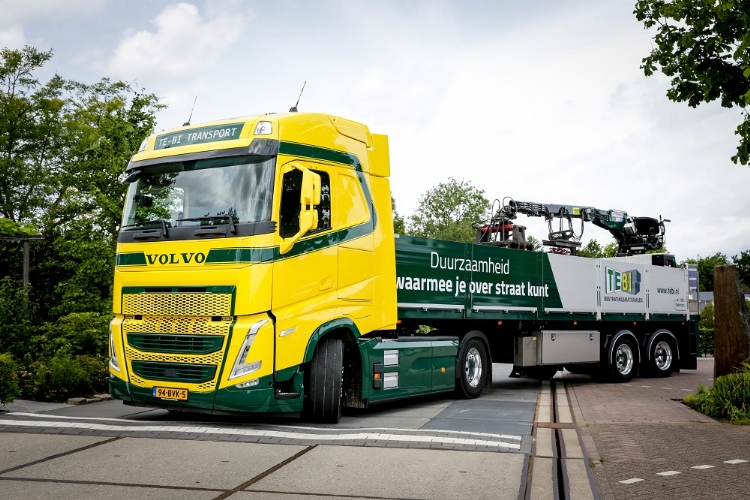 TEBI bevoorraadt steden met een volledig elektrische vrachtwagen.