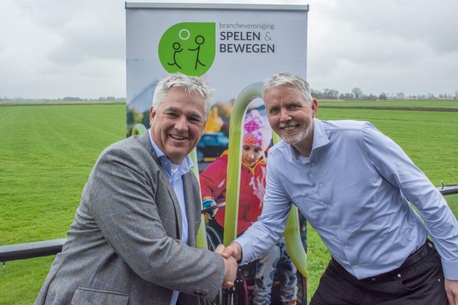 Voorzitter Michiel van Campen van Branchevereniging Spelen & Bewegen (links) en directeur Erik Lenselink van de Beweegalliantie (rechts) schudden elkaar de hand.