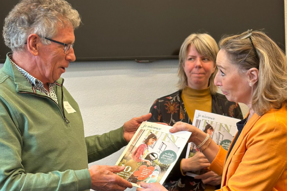 Ben van Ooijen van Bloemenpark Appeltern ontvangt uit handen van ambassadeur en meteoroloog Margot Ribberink het eerste exemplaar van 'Je Nieuwe Tuin'.