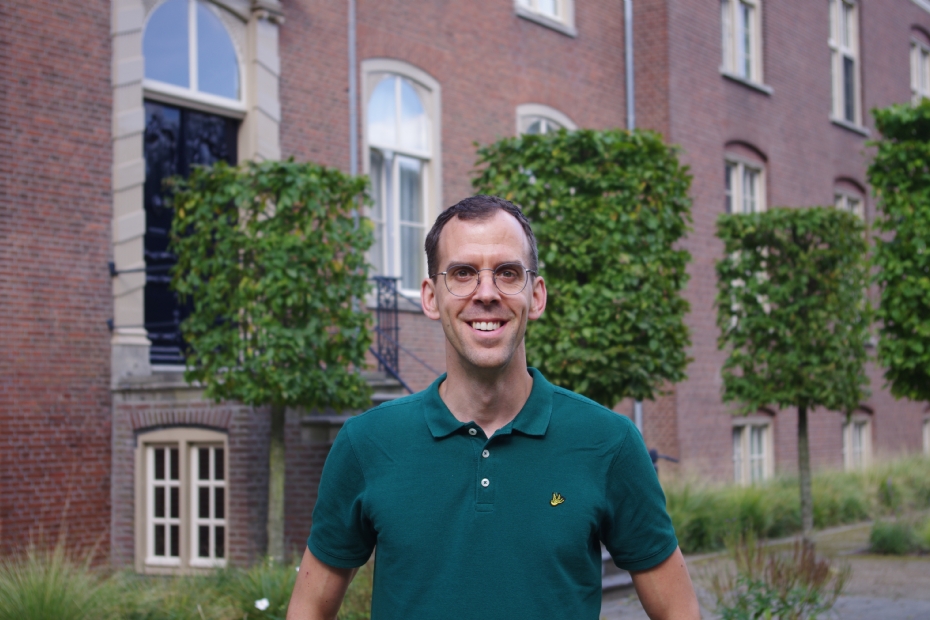 Renze van Och, met achter hem de acht in vorm gesnoeide zomerlinden die het pad naar de entree markeren