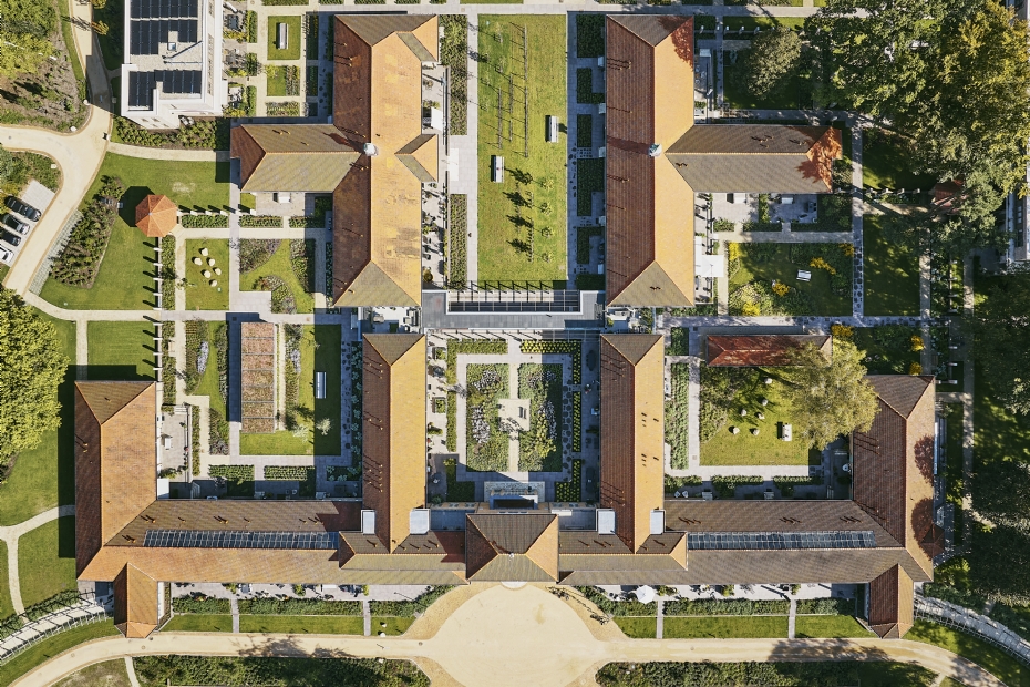 Zicht op de zeven collectieve hoven van voormalig sanatoriumcomplex De Hooge Riet (foto: Siebe Swart / H+N+S)