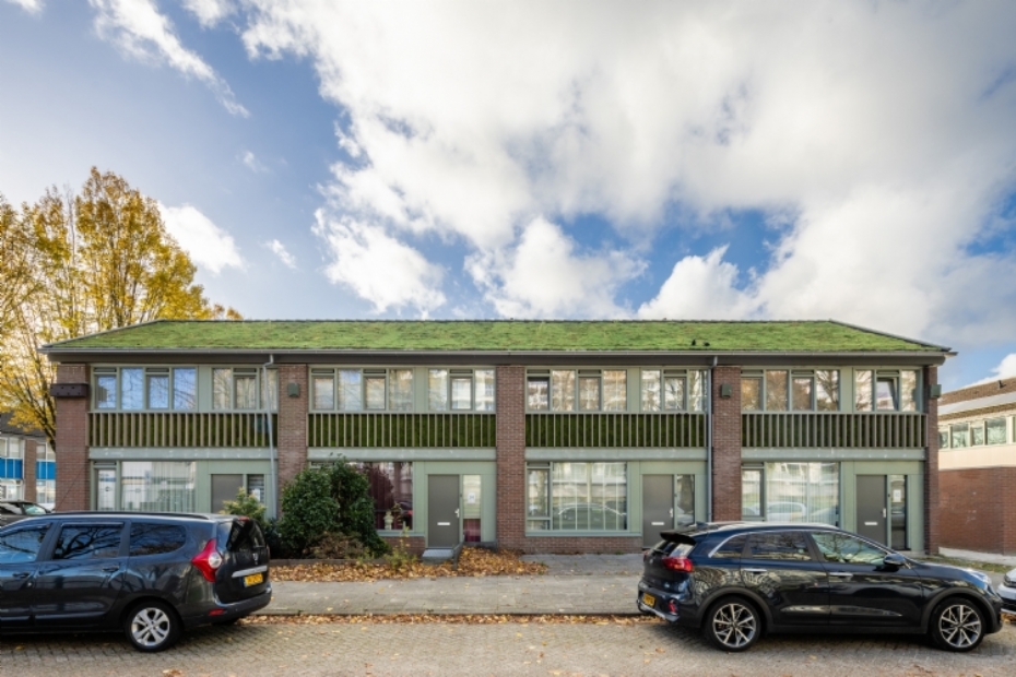 De gerenoveerde woningen worden voorzien van hellende groendaken en mospanelen aan de voorgevel.