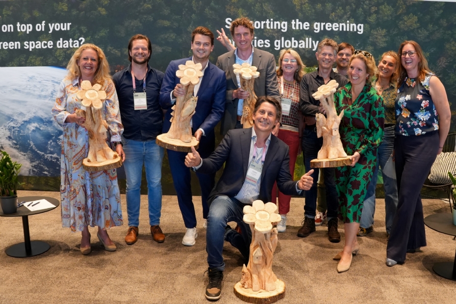 Lodewijk Hoekstra met de enthousiaste vertegenwoordigers van de winnende gemeenten: v.l.n.r. gemeente Meppel, gemeente Kaag en Braassem, gemeente Amstelveen en gemeente Haarlem (gemeente Haarlemmermeer won twee prijzen, maar was niet vertegenwoordigd) 