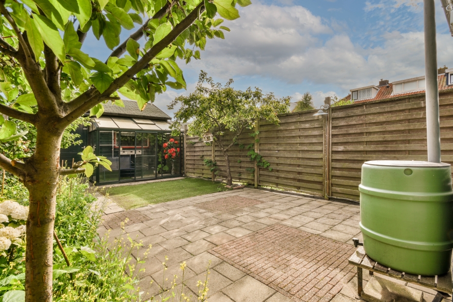 Een nagenoeg geheel versteende tuin, maar mét een regenton