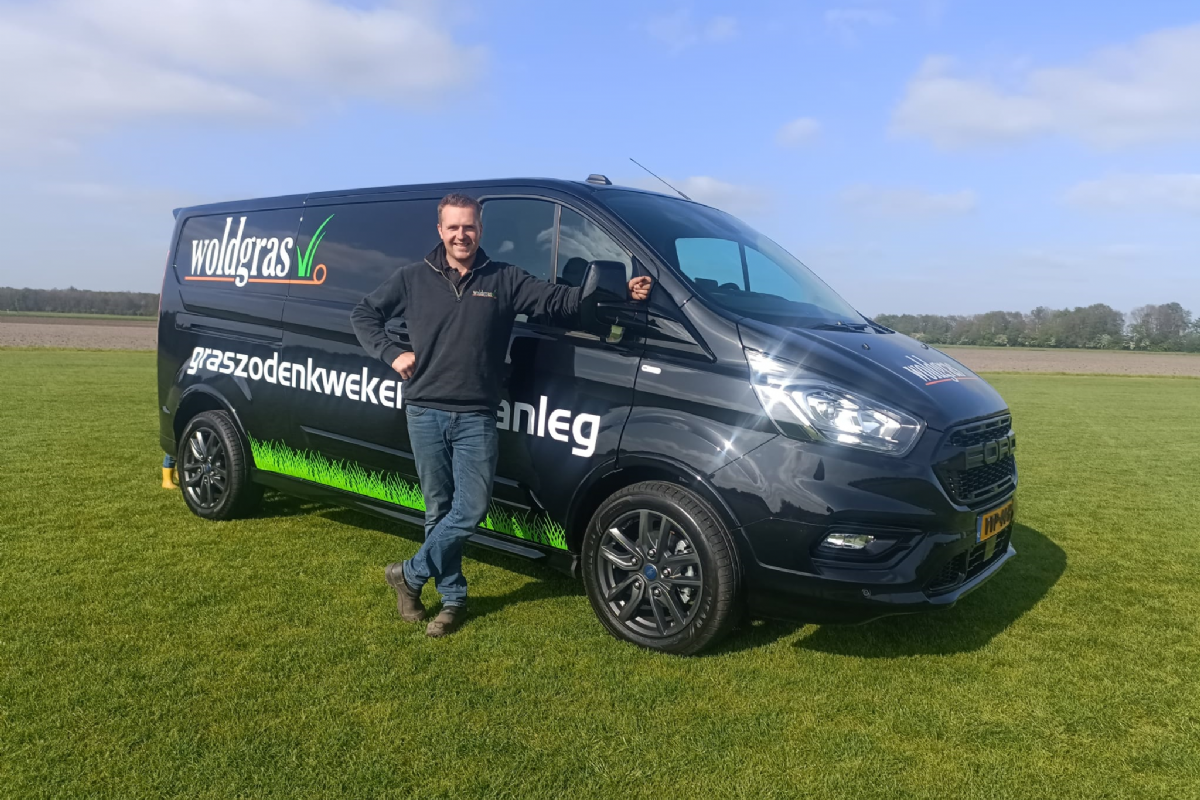 Robotmaaiers zetten zoden aan de dijk