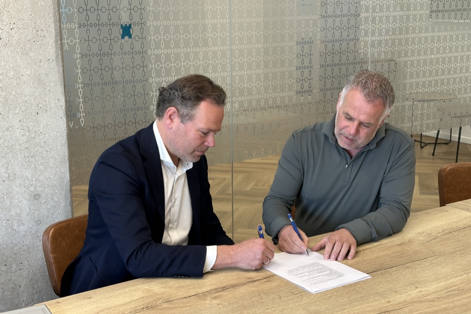 Erik Punt en Frank Vije tekenen de overeenkomst.