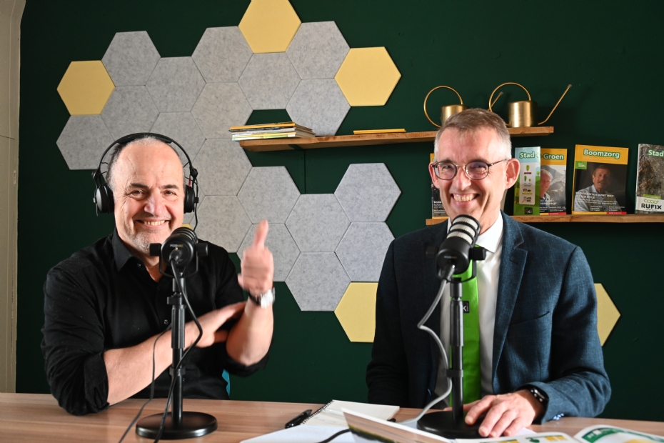 Dick Oosthoek (r) met vakredacteur Hein van Iersel