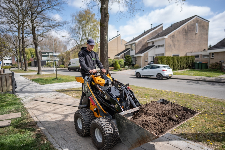 Een medewerker van Van Strien aan het werk met de Giant Skidsteer