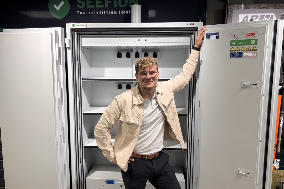 Hans Stoffers, met op de kluis het ECB-S bordje