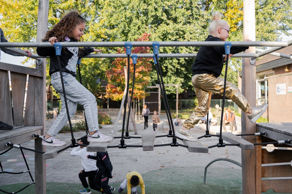 Klimmen en klauteren op schoolplein Landsmeer. Toestel van robiniahout (Hercules Speeltoestellen)