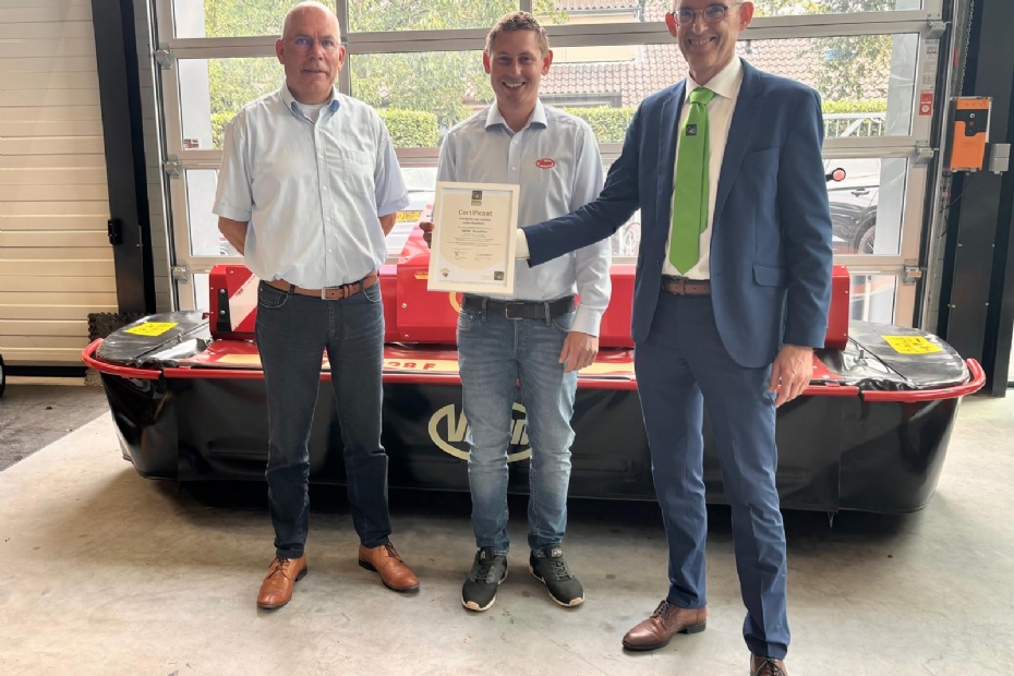 Dick en Wijnand van Breda nemen hun derde certificaat in ontvangst van Dick Oosthoek