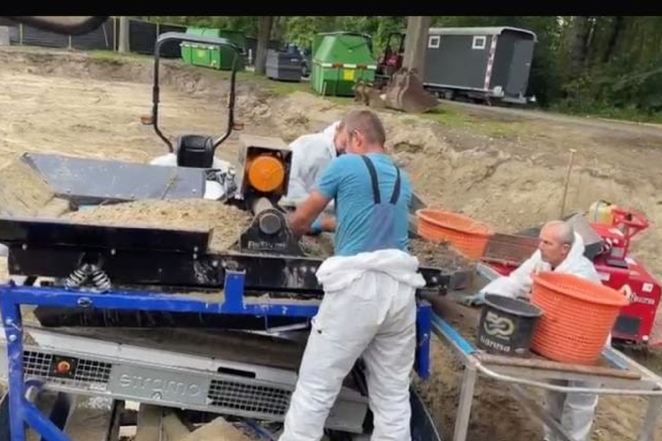 Zeven van de grafinhoud met de Flexiever-minizeefmachine