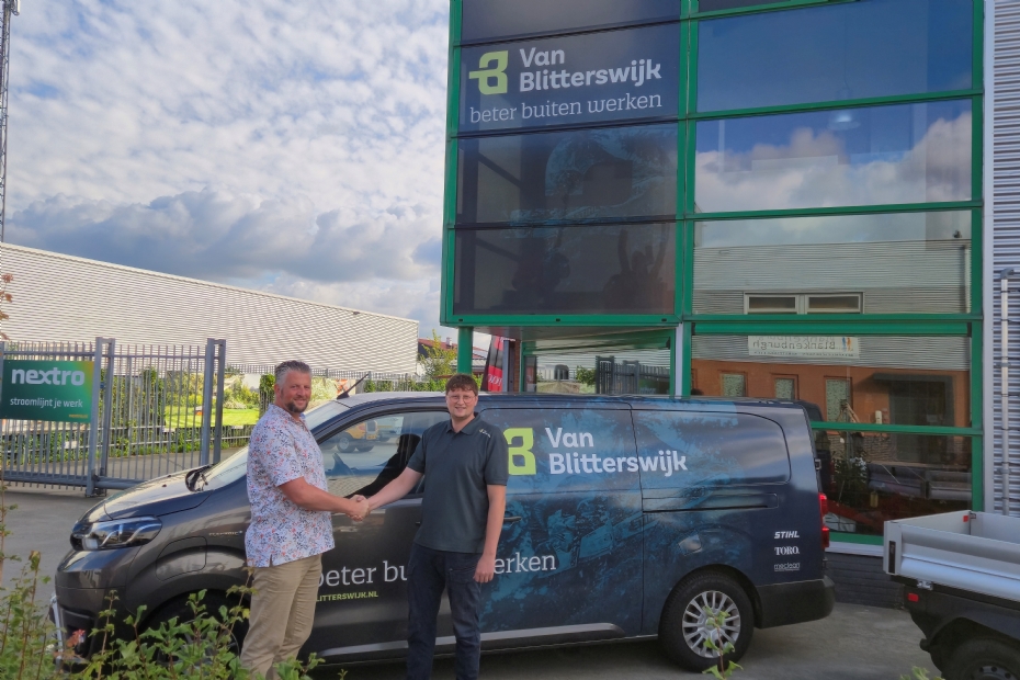 Wouter (l.) en Jacco van Blitterswijk, na ondertekening bij de notaris