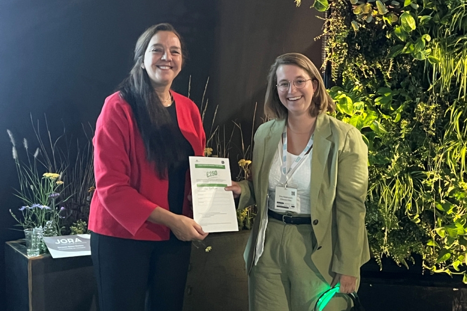 Tijdens de Vakbeurs Openbare Ruimte in Utrecht heeft Eline Ranshuysen (rechts) de Koudstaal Talent Award 2025 ontvangen