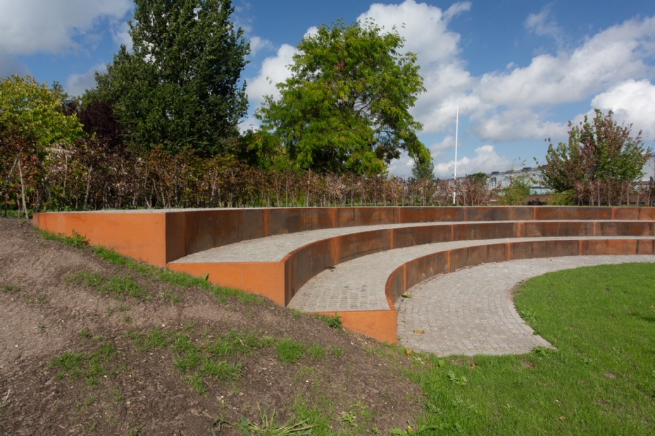 Het amfitheater in het Herfstpark geeft het park iets bijzonders mee