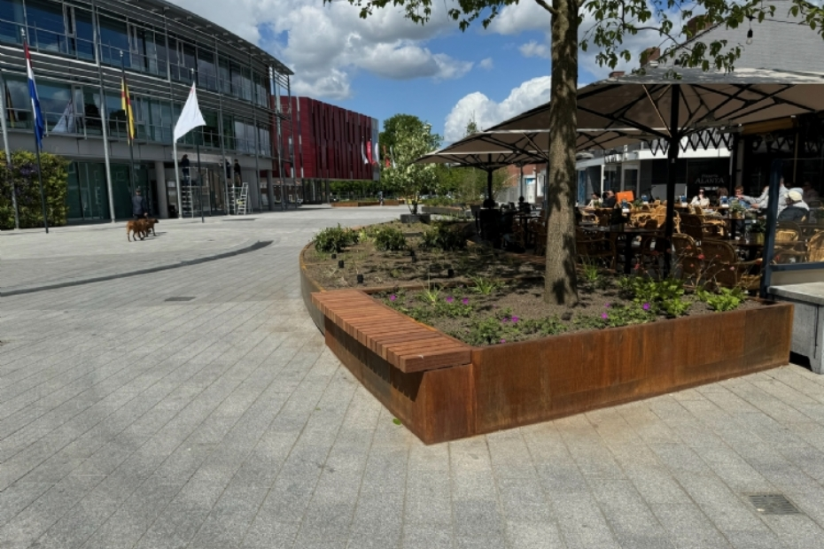 Op de rand van de plantenbakken zijn door FURNS banken gemaakt