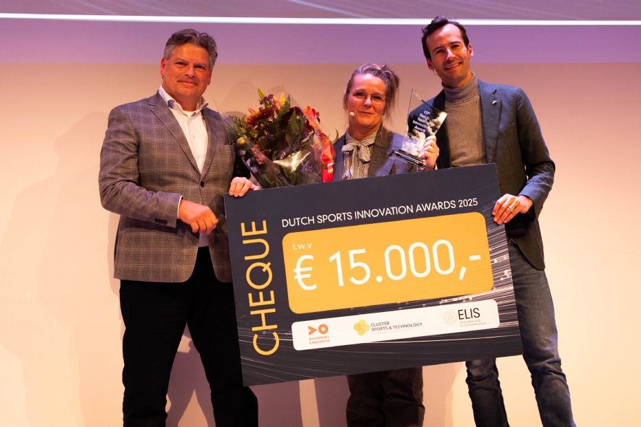 Uitreiking cheque wethouder Maes van Landschot (rechts) - jurylid Jan Hoefnagels (links)