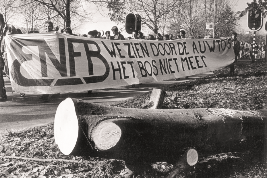 Demonstratie in 1981 van de E.N.F.B. (Eerste Nederlandse Fietsers Bond) tegen de aanleg van de A27 in ‘stadsbossen’ Amelisweerd en Rhijnauwen. Het Utrechts Archief [400794] Fotograaf: J. Lankveld