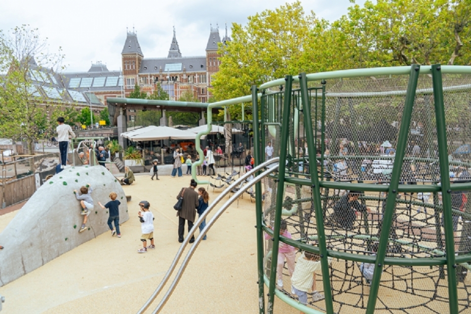 De speeltoestellen in de vorm van muziekinstrumenten; een ode aan het concert gebouw en toch ook kunst.