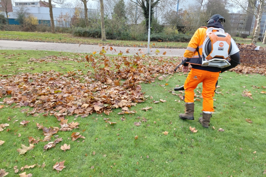Joost Kamminga in actie met de accubladblazer
