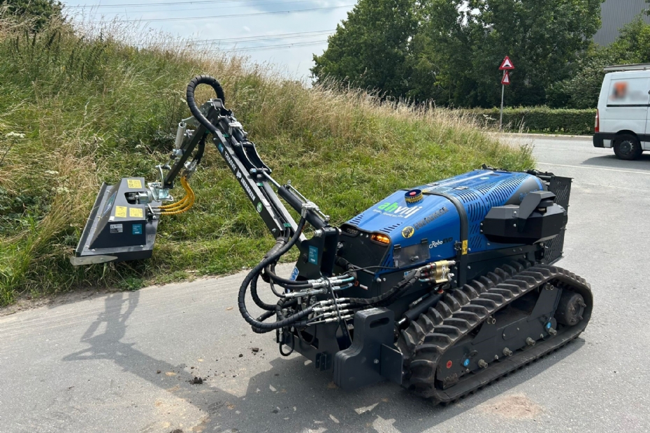De leverancier bouwde het concept voor de arm met snoeidek, AH Vrij paste de robomaaier zelf aan met hydrauliek