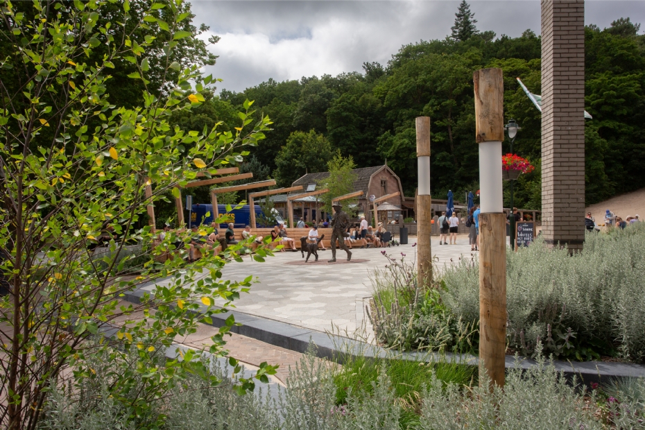 Het nieuw ingerichte Klimduinplein met pergola en kunstwerk