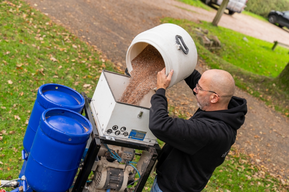 Kiezelgur wordt in de machine geladen