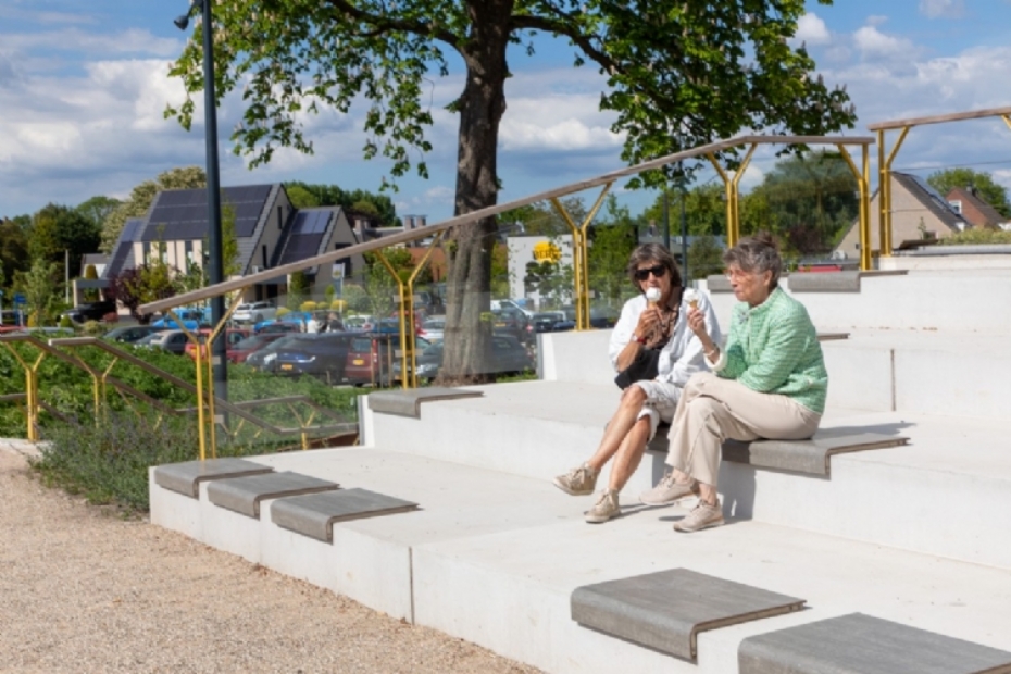 De gemarkeerde zitplekken voor op trappen en muurtjes.