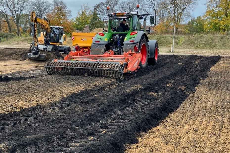 Het zand en de speciale voedingsmix worden gemengd Het zand en de speciale voedingsmix worden gemengd