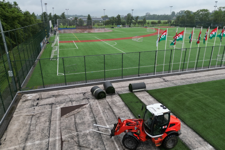 Afhalen oud kunstgras. Kilian Peschel: 'Voor ons is een oud kunstgrasveld geen afval, maar een bron van waardevolle grondstoffen'