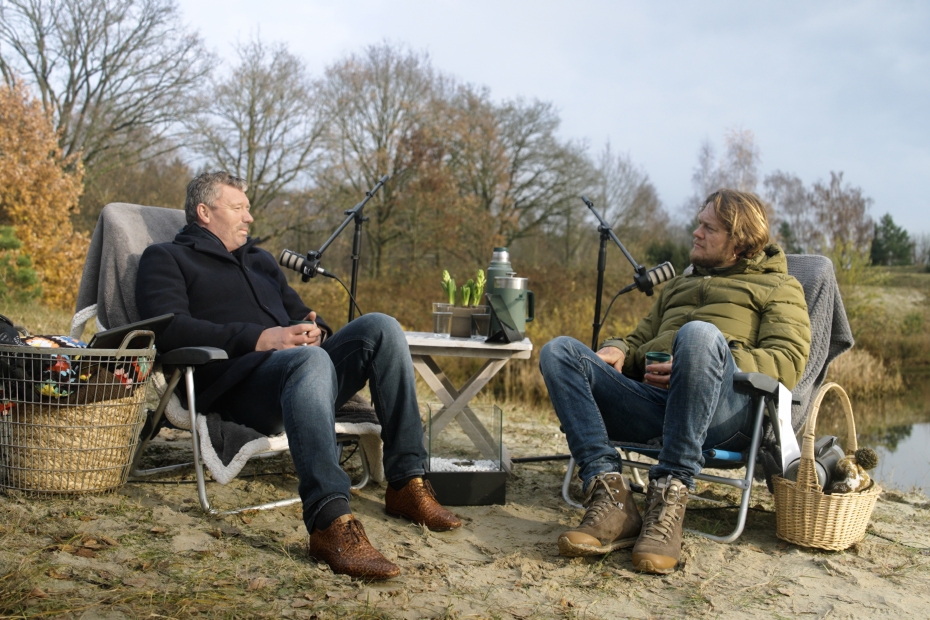 Een videostill uit de podcast 'Natuurlijk!' van Donker Groep: aflevering 1 met host Stijn Mertens (rechts) en gast Elwin de Vink