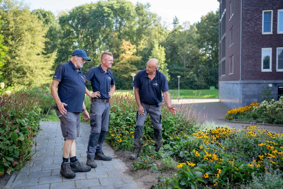 Bij NLG Buitenkansen wordt gewerkt in kleine teams met één sociale hovenier en één of twee assistenten Bij NLG Buitenkansen wordt gewerkt in kleine teams met één sociale hovenier en één of twee assistenten