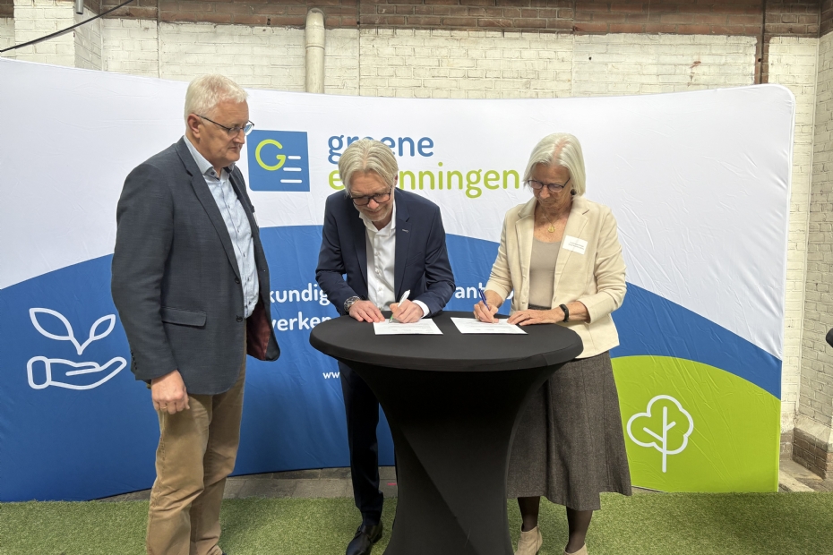 V.l.n.r. bestuurslid Stichting Groene Erkenningen Reinald van Ommeren, directeur examenadviesburo Tyco van den Born en bestuurslid Stichting Groene Erkenningen Ineke Mastenbroek