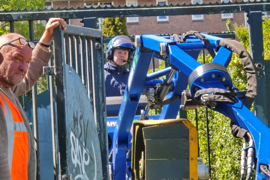 De machine kan door smalle en lage poorten (Foto's: Floris Scheerder, De Enk) De machine kan door smalle en lage poorten (Foto's: Floris Scheerder, De Enk)