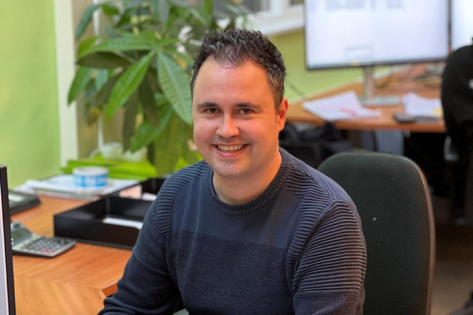 Niek Herijgers, hoofd binnendienst verkoop, focust zich op de Engelse markt en werkt al bijna achttien jaar bij Plant Market Niek Herijgers, hoofd binnendienst verkoop, focust zich op de Engelse markt en werkt al bijna achttien jaar bij Plant Market