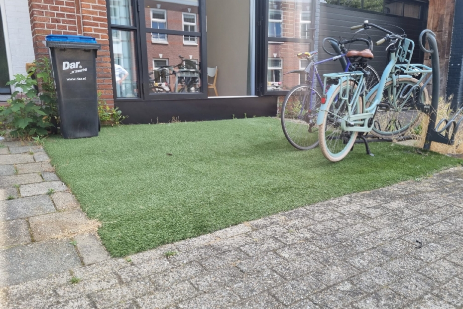 Kunstgras in een voortuin in Nijmegen-Oost (Beeld: NSWT)