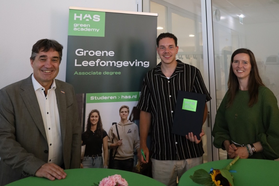 Tim van Bijnen ontvangt het allereerste diploma van de Associate degree Groene Leefomgeving uit handen van Patrick Cramers, vicevoorzitter van het College van Bestuur en Elaine van Ommen Kloeke, directeur Leefomgeving & Natuur