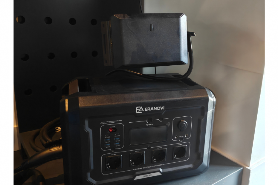 Eranovi Core 2500 met omvormer om in de bus te laden