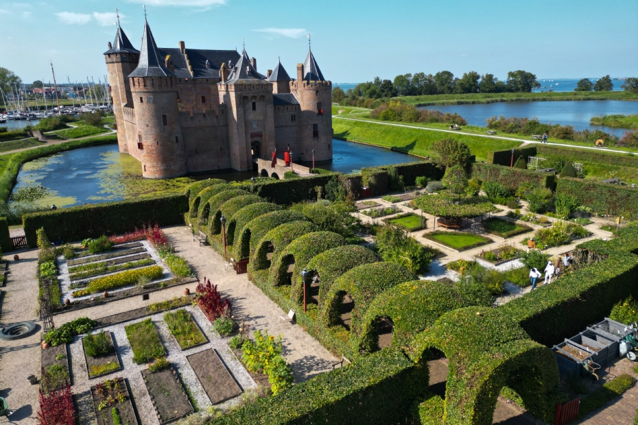 Luchtfoto van Kasteel Muiderslot. 'Elk landgoed kent zijn eigen vraagstukken waarin historische, ecologische en publieke belangen elkaar kruisen.' Foto: Hoefakker/Aneo Koning