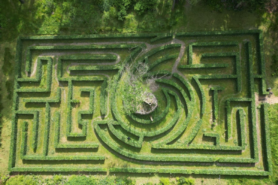 Luchtfoto van het groene doolhof op landgoed De Paltz. Dit doolhof werd door Hoefakker met beukenhagen in ere hersteld. Foto: Hoefakker/Aneo Koning