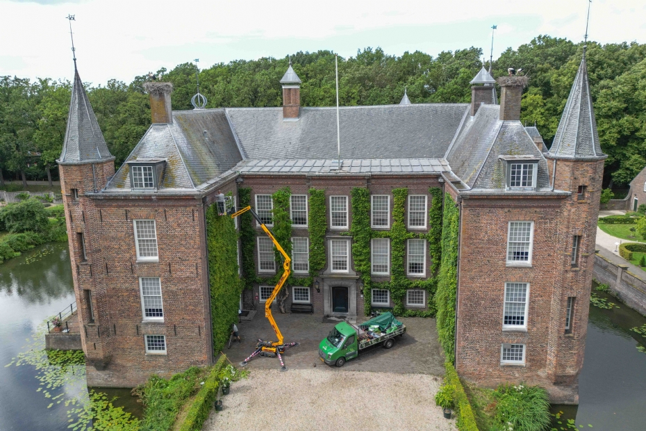 Werkzaamheden aan de groene gevel van Slot Zuylen. Foto: Hoefakker/Aneo Koning