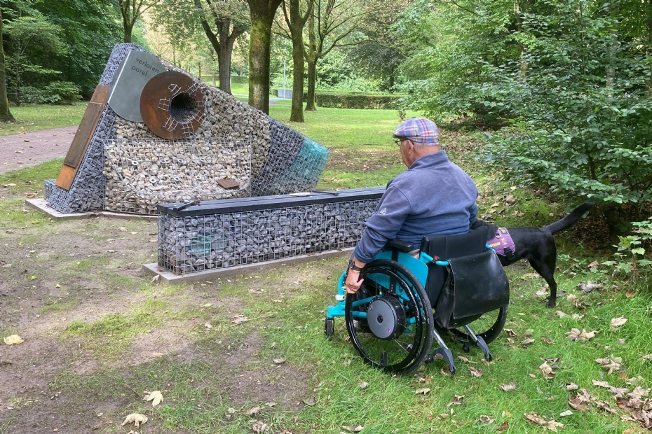 Het monument 'Verloren Parel/Hemelpost' met zijn ontwerper Erik Wallenburg