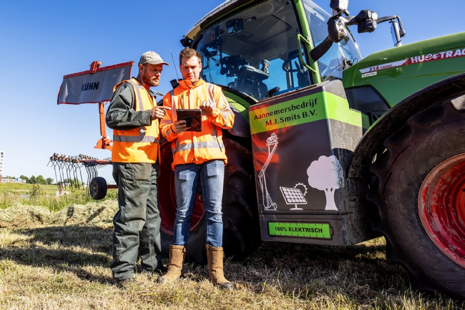 Noud Smits (rechts) met een collega naast de Hue-trac 314
