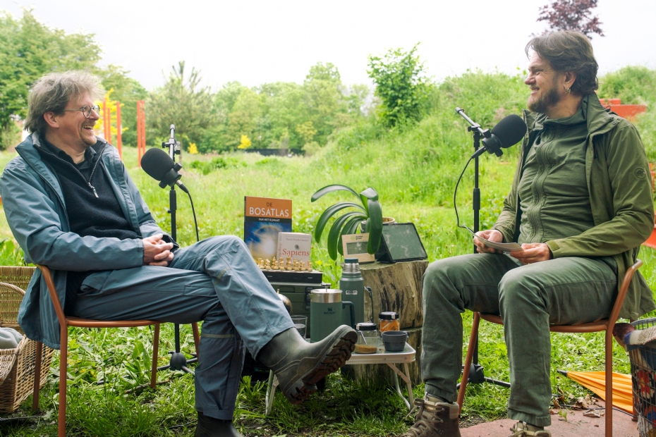 Een videostill uit de podcast 'Natuurlijk!' van Donker Groep: aflevering 3 met host Stijn Mertens (rechts) en gast Merlijn Hoenekamp
