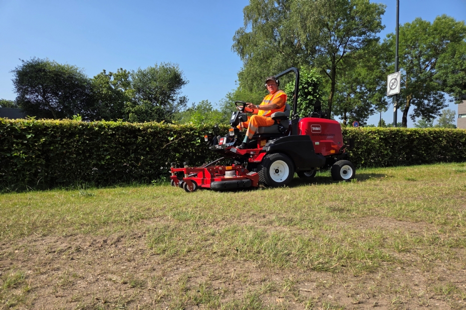 Jeroen Bouwmeester op de Toro Groundsmaster e3200